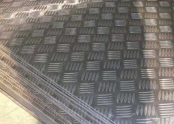 China Aluminium-Riffelblech mit Schlitzkante für den industriellen Einsatz, rutschfest fournisseur