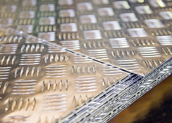 China Platten-Feuerfestigkeits-Blatt-Muster des Aluminium-5052 3003 kariertes für reflektierenden Solarfilm fournisseur